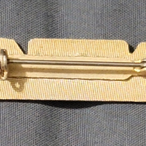 Vtg Super Skater Roller Skates Lapel Pin - Picture 3 of 3